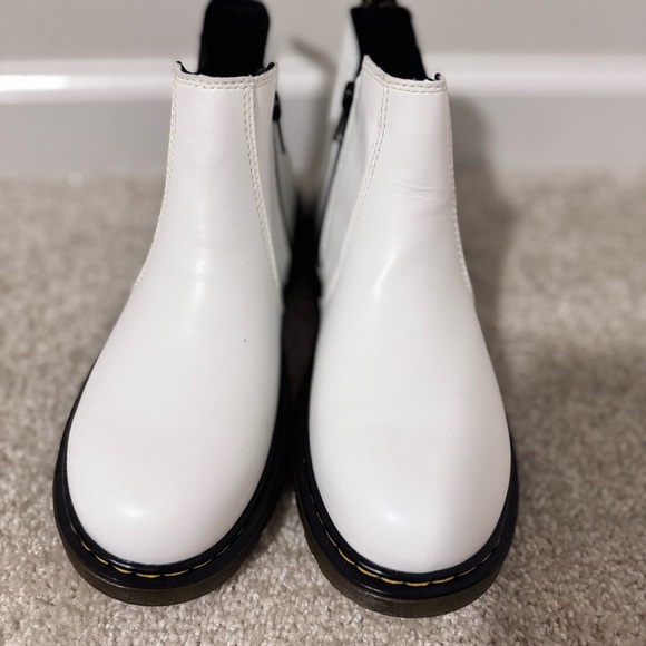 NEW Dr. Martens YOUTH 2976 LEATHER CHELSEA BOOTS - Picture 4 of 8